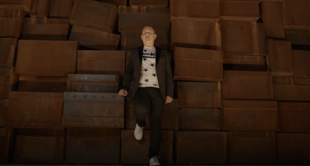 Spomenik žrtvama Holokausta kao scenski dodatak