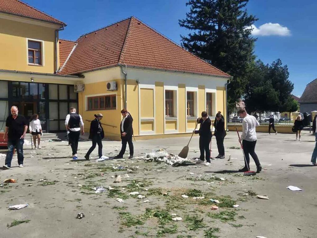 Priločki maturanti u čišćenju dvorišta